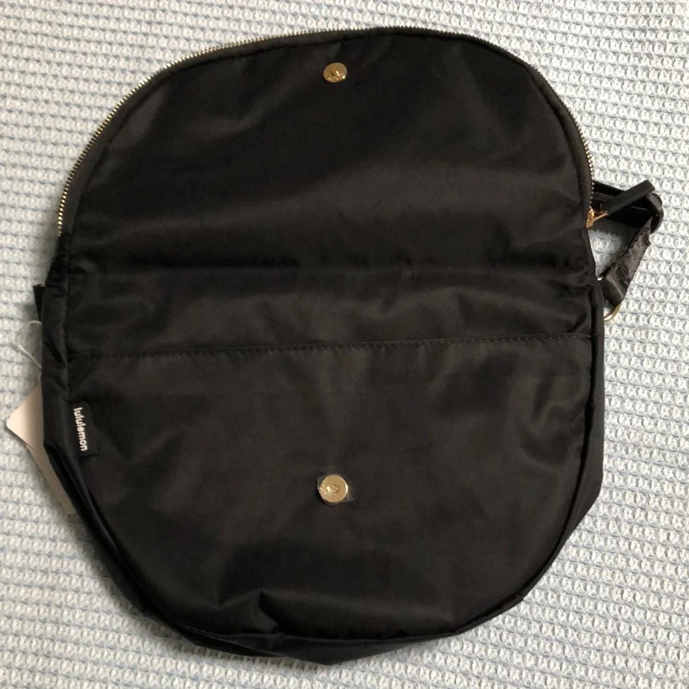 lululemon athletica Black and Gold Crossbody Bag -5L